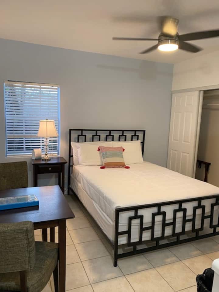 Studio Apt Steps To The Beach- Room M - Fort Lauderdale