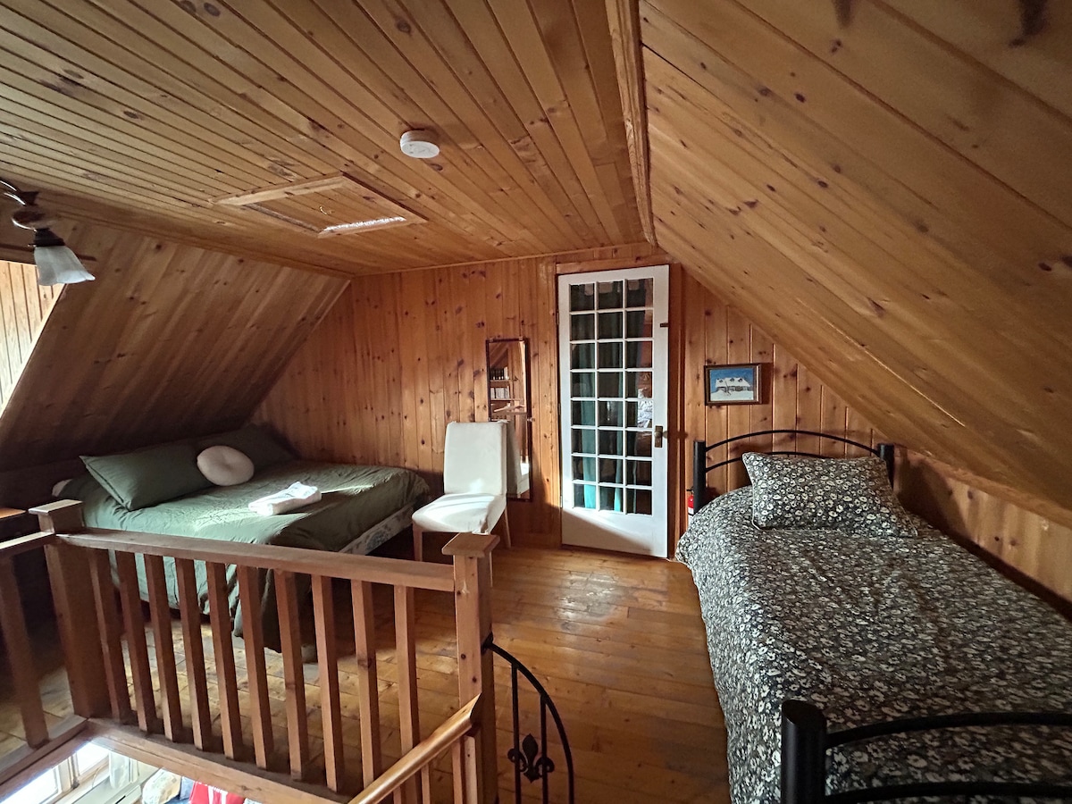 Offener Raum im 2. Stock mit einem Doppelbett und einem Einzelbett