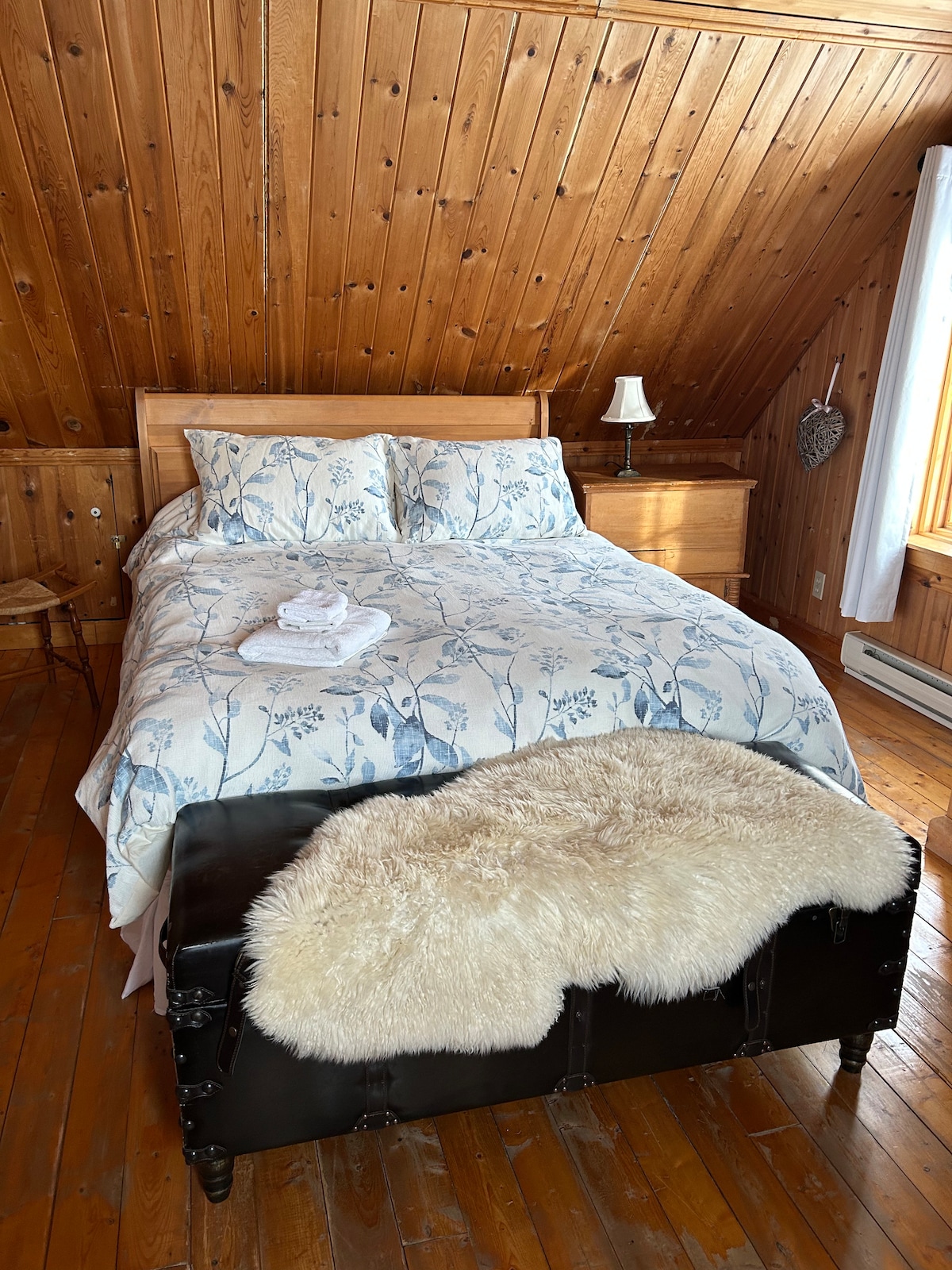 Großes geschlossenes Zimmer mit Queensize-Bett