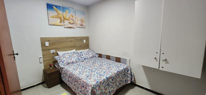 DORMITORIO 2: cama doble, aire acondicionado, ventilador móvil, espejo y estante para objetos. Perchero.
