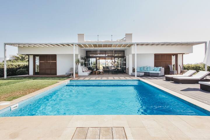 Magnifique villa avec piscine, proche de la mer.
