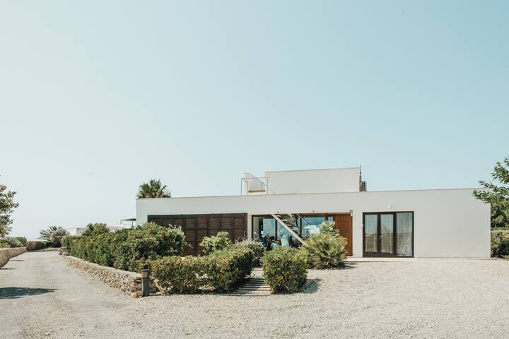 Magnifique villa avec piscine, proche de la mer. gallery image 2