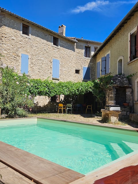 Provencal house, pool, quiet and Luberon (9p)