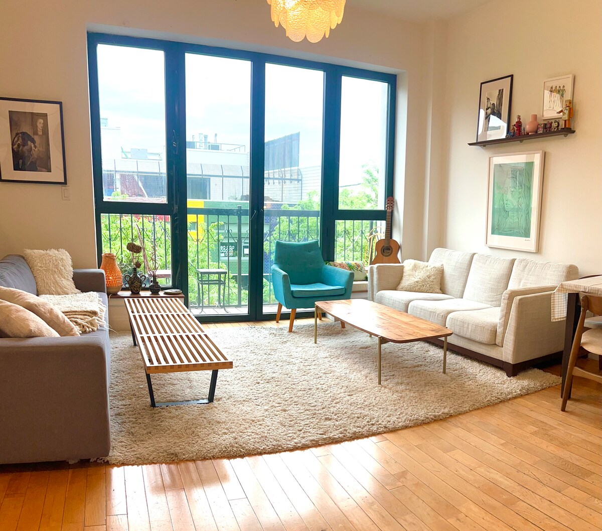 Shijoje fundin e ditës duke u çlodhur në divan të rehatshëm.