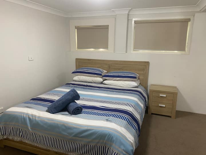 Dormitorio tres:
1 cama tamaño queen
1 x sofá cama doble