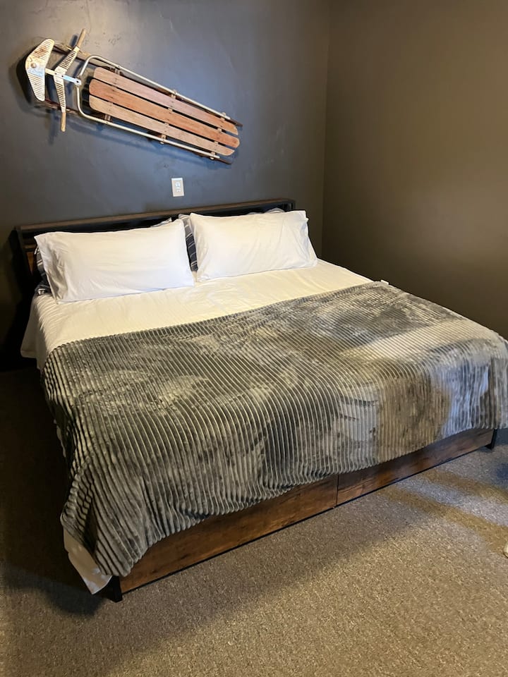 מיטת קינג סייז במשרד במרתף 