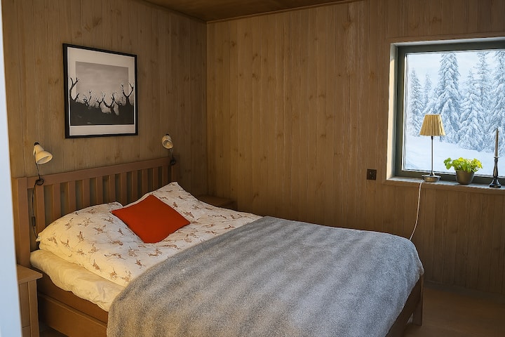 1.60 double bed, with two duvets and two pillows.