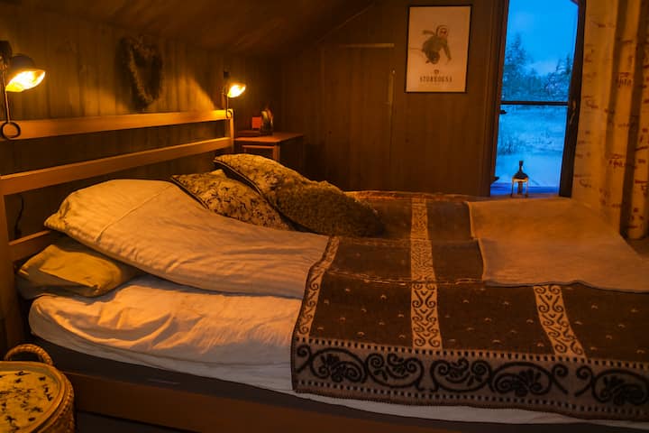 180 cm double bed with two duvets and two pillows.