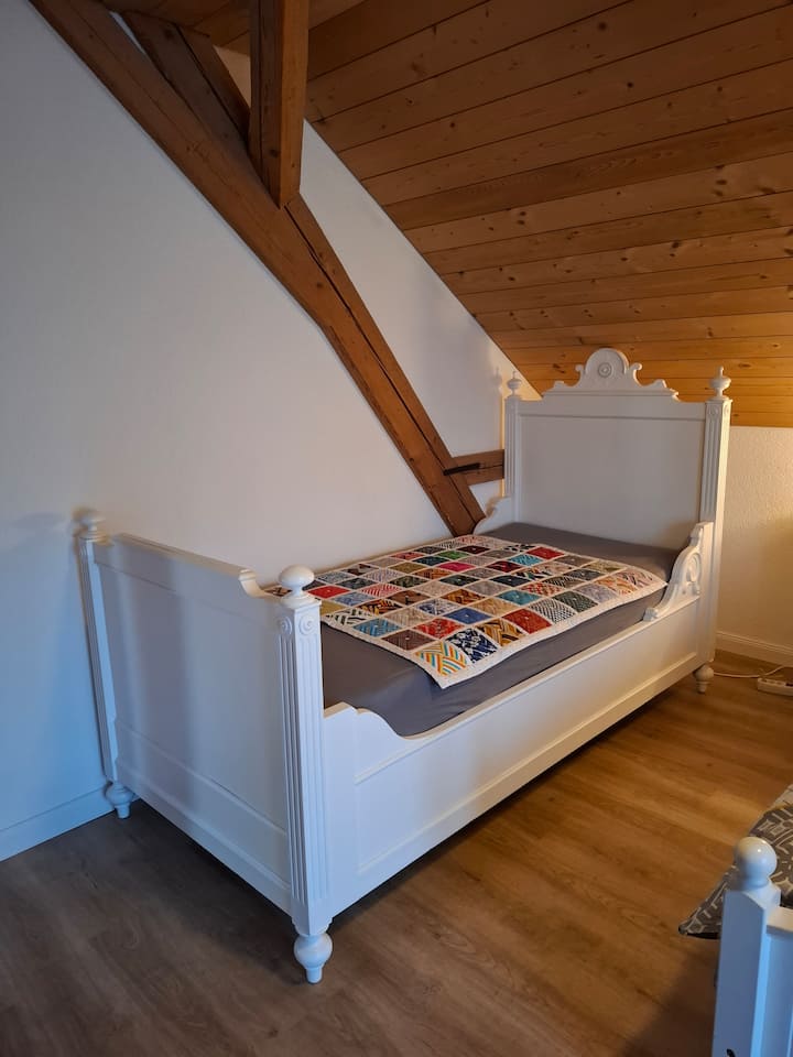 Cama individual en el dormitorio de 90 x 200 cm