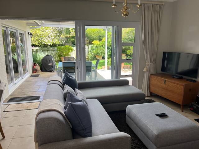 Charming 2 Bedroom cottage in Upper Constantia gallery image 4