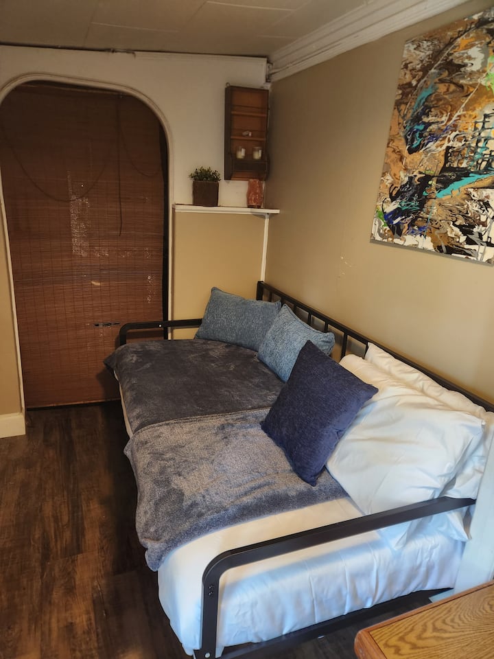 Cozy Bamboo Bungalow - Nestled In Downtown - Reno