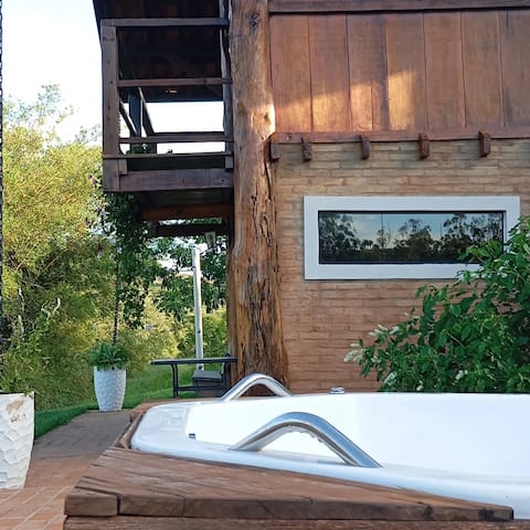 Bamboo cabin full of charm in the midst of nature.