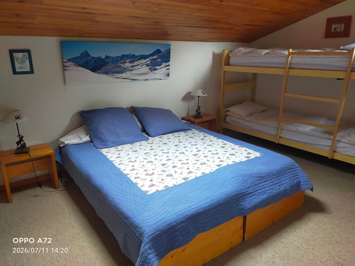 Habitación con una cama doble de 160 x 190 que se puede separar en 2 camas individuales + literas