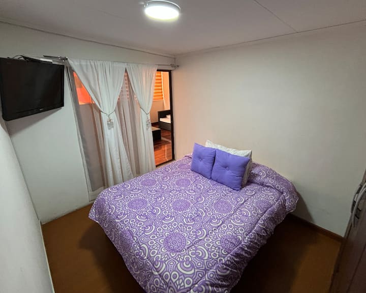 غرفة مزدوجة، مجهزة بسرير مزدوج مع مفارش كاملة. 
تلفزيون الكابل وخزانة الملابس في الغرفة. 