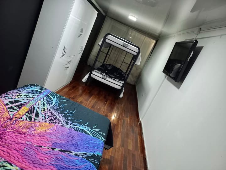 غرفة تتسع لما يصل إلى 3 أشخاص، ومجهزة بسرير بطابقين وسرير كامل الحجم مع مفروشات كاملة. 
تلفزيون الكابل وخزانة الملابس في الغرفة. 