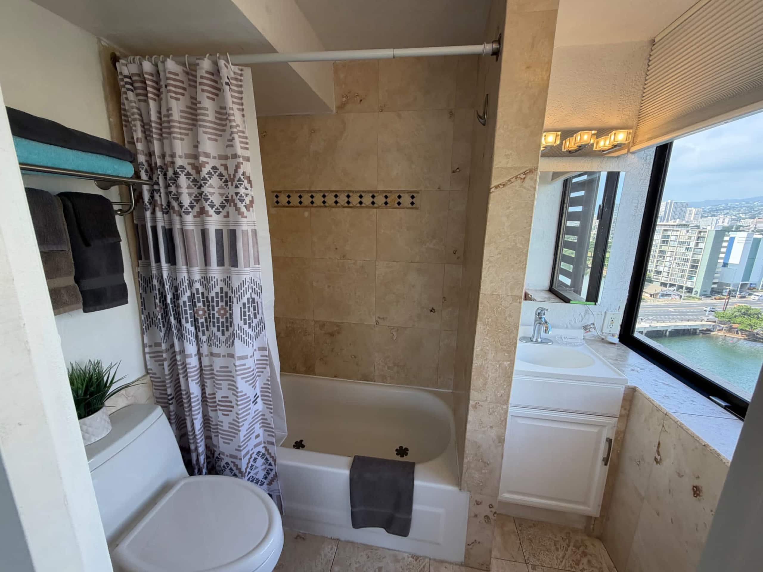Condo in Honolulu · ★4.79 · Studio · 1 bed · 1 private bath - Image 4