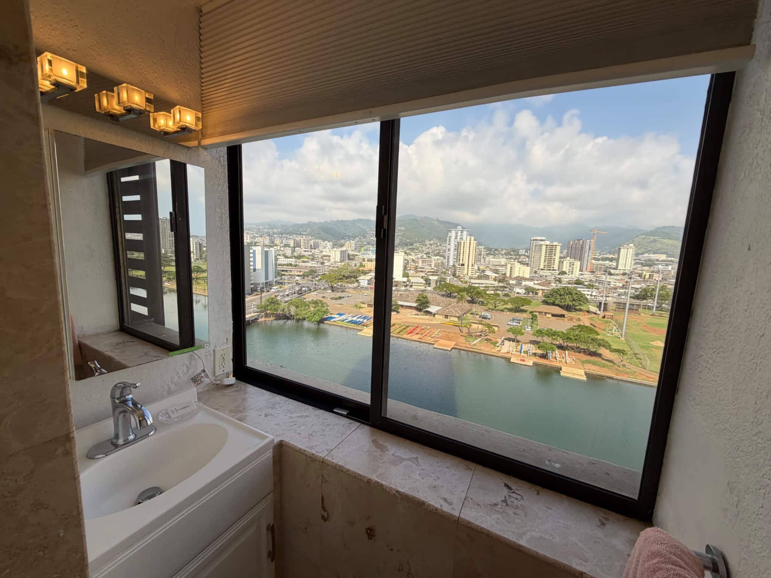 Condo in Honolulu · ★4.79 · Studio · 1 bed · 1 private bath - Image 5