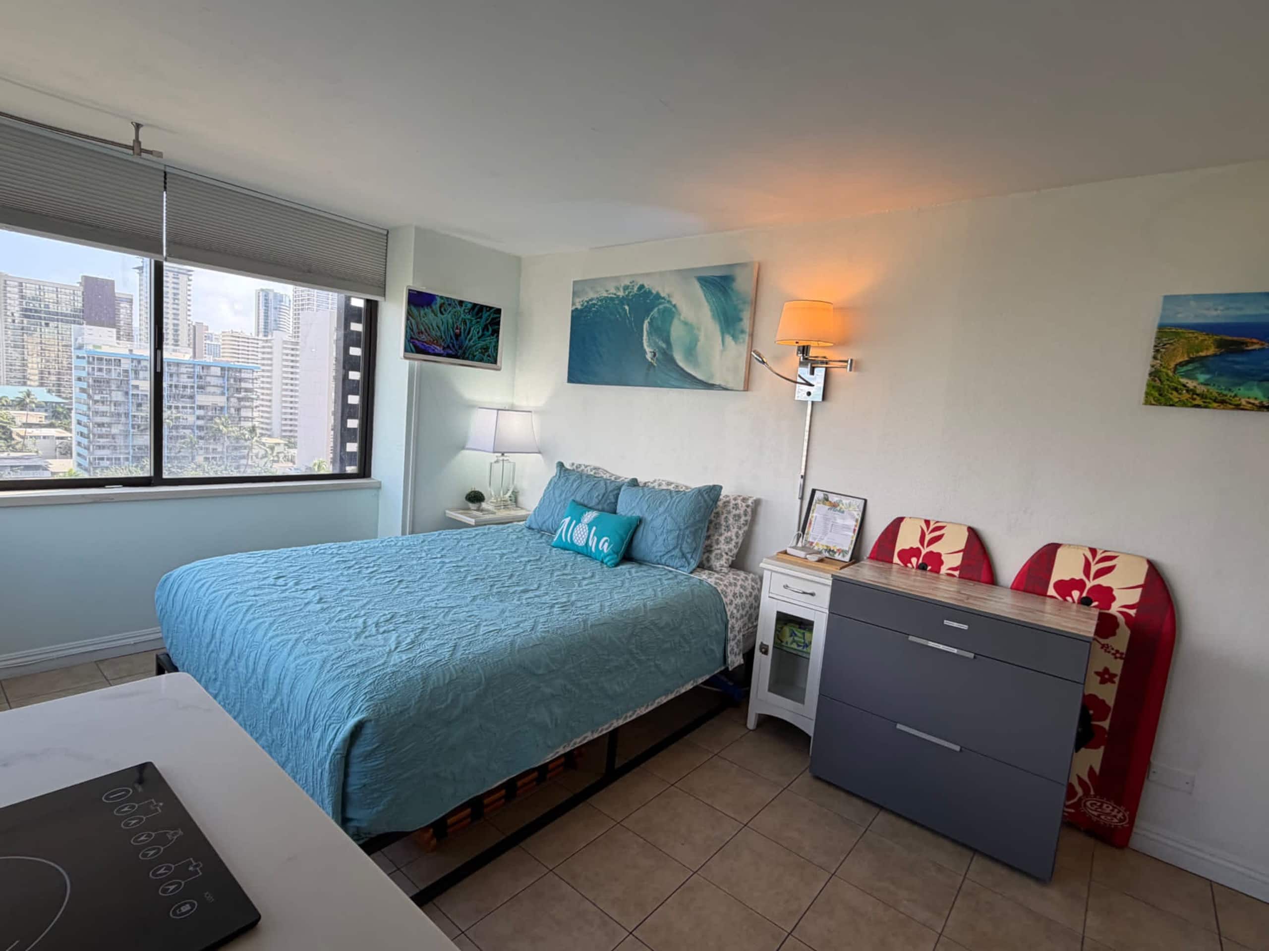 Condo in Honolulu · ★4.79 · Studio · 1 bed · 1 private bath - Image 7