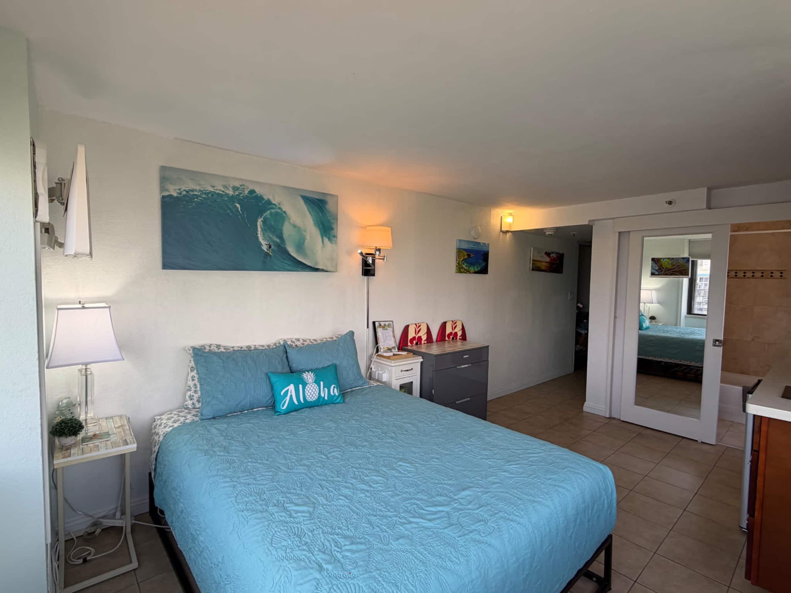 Condo in Honolulu · ★4.79 · Studio · 1 bed · 1 private bath - Image 8