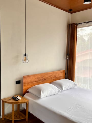 Private room with 1 bedrooms in La Fortuna - Lightroom, incredible view of the Arenal Volcano