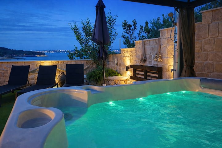 Luxury Sunrise Apartment with Jacuzzi & Sea View