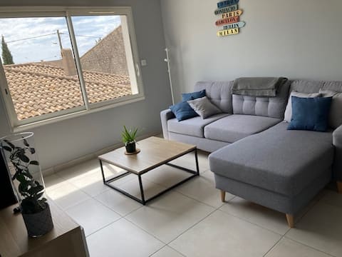 Beautiful 2-bedroom apartment 
BBQ, private terrace 
Enclosed parking