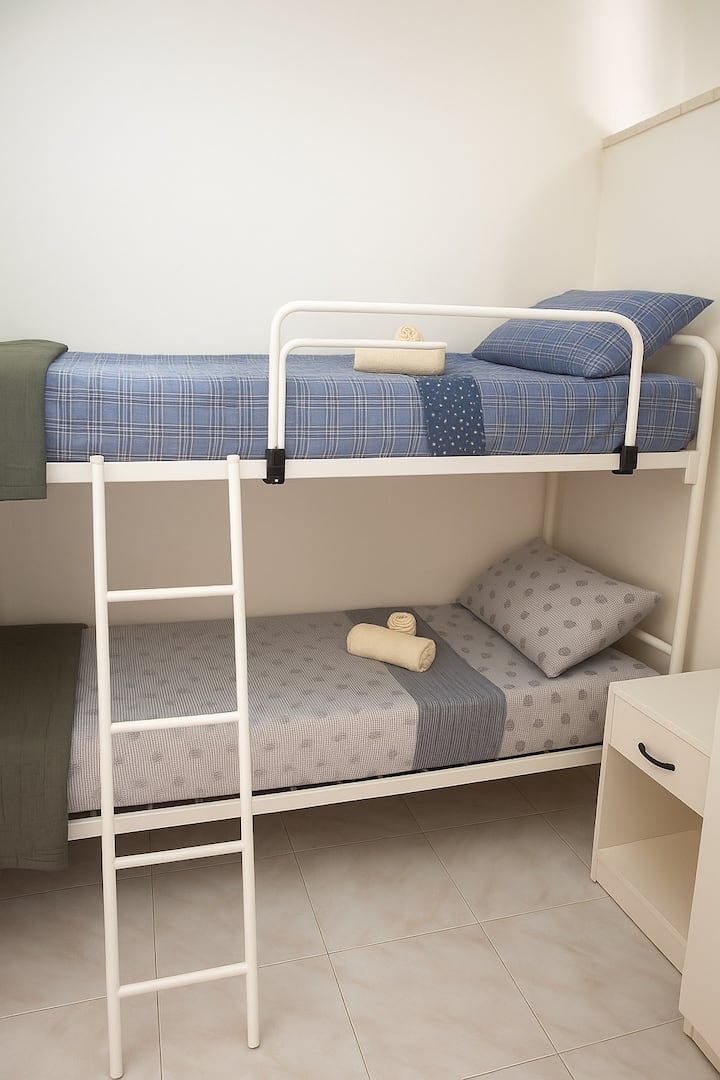 Практична и уютна спалня с двуетажни легла, идеална за семейства с деца или групи приятели на почивка.