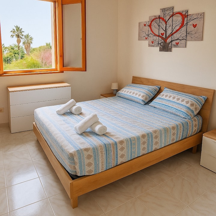 Уютна и светла стая, идеална за почивка след ден на плажа. Събудете се енергично в добре поддържана, тиха среда, предназначена за вашето благополучие.