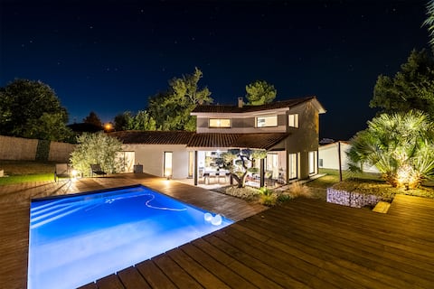 Contemporary villa Heated pool Air conditioning