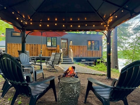 Tiny Pine Cabin Lakefront, Dock, Kayaks & Fire Pit