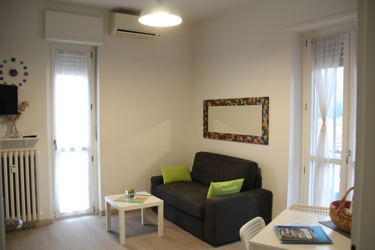 منطقة جلوس للاسترخاء مع طاولة قهوة وتلفزيون