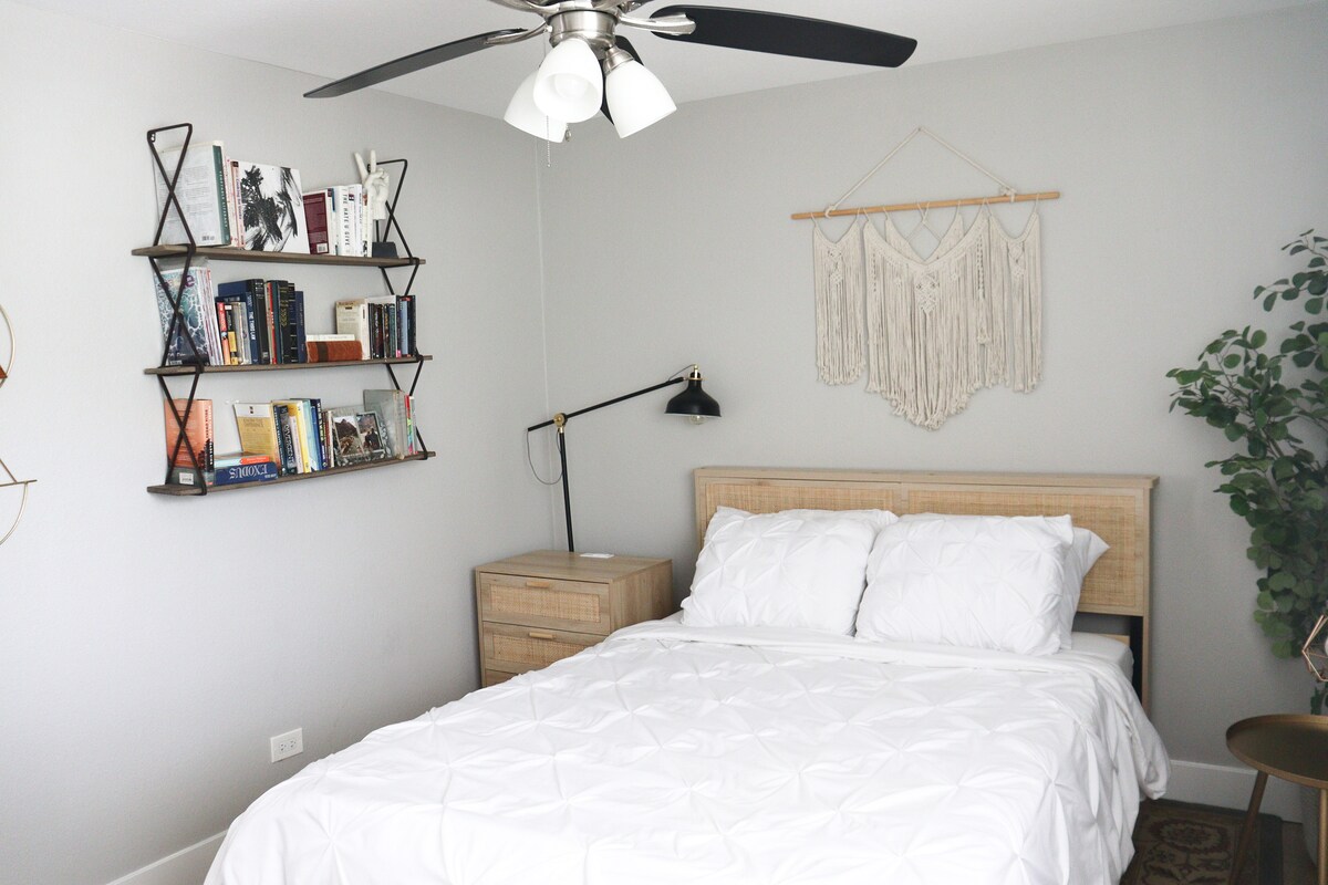 ห้องนอนหลักพร้อมเตียงควีนไซส์