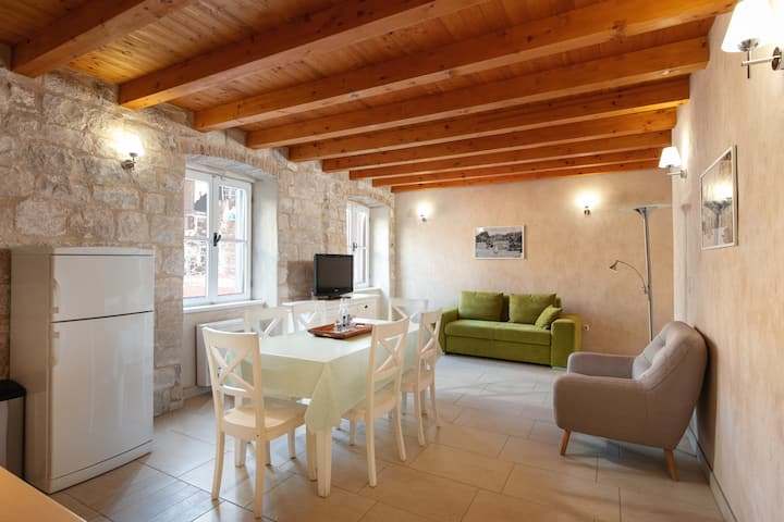 Family Two Bedroom Apartment In Omis - Omiš