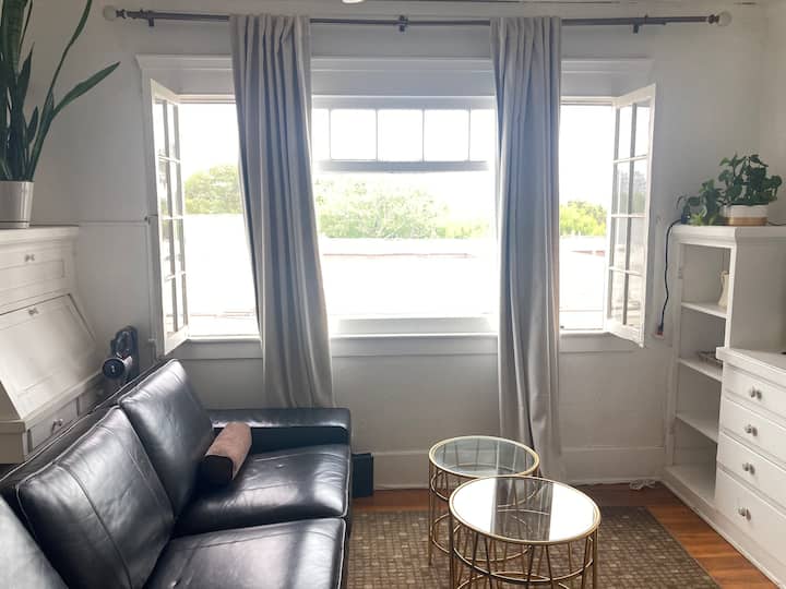 Bright/airy, Minutes Walk To Sm And Venice Beach - Santa Monica, CA