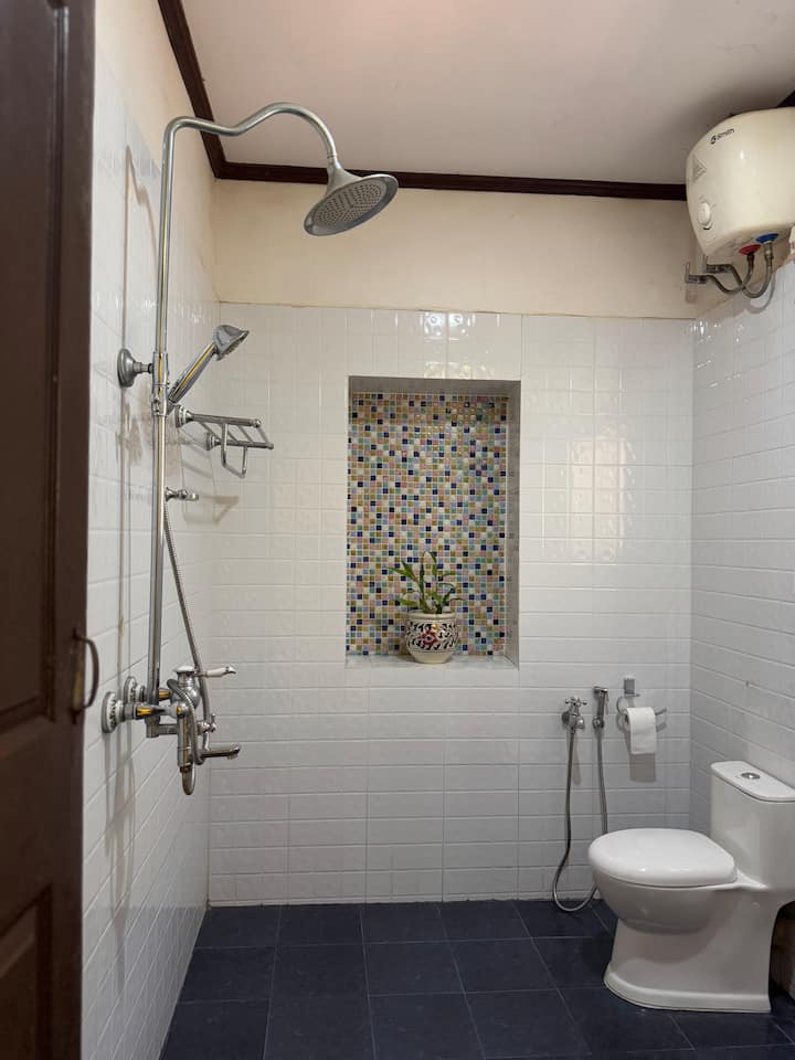 Full bathroom 1 image 2