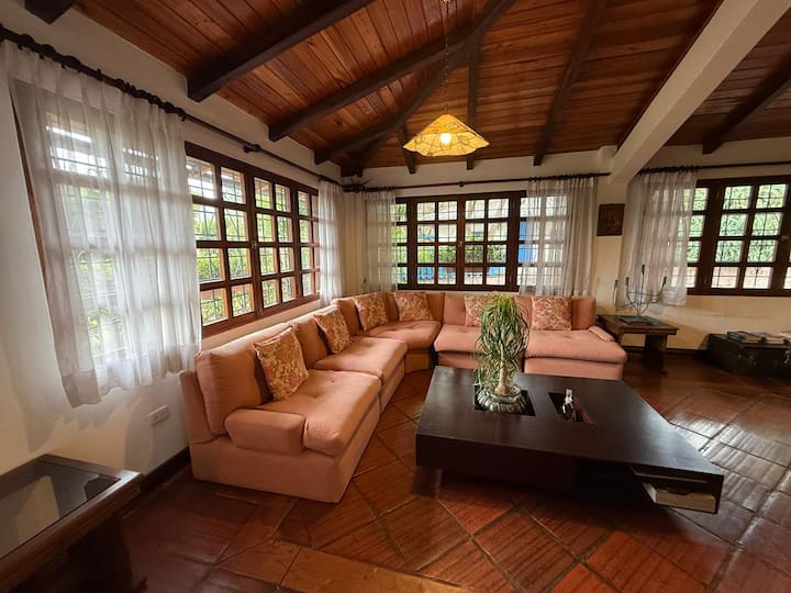 удобна всекидневна с Г-образен диван.