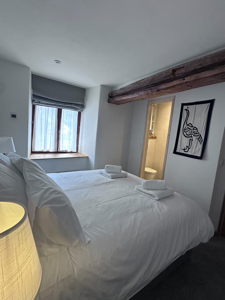 Letto matrimoniale con doccia en-suite e WC. I letti possono essere divisi in due letti singoli 