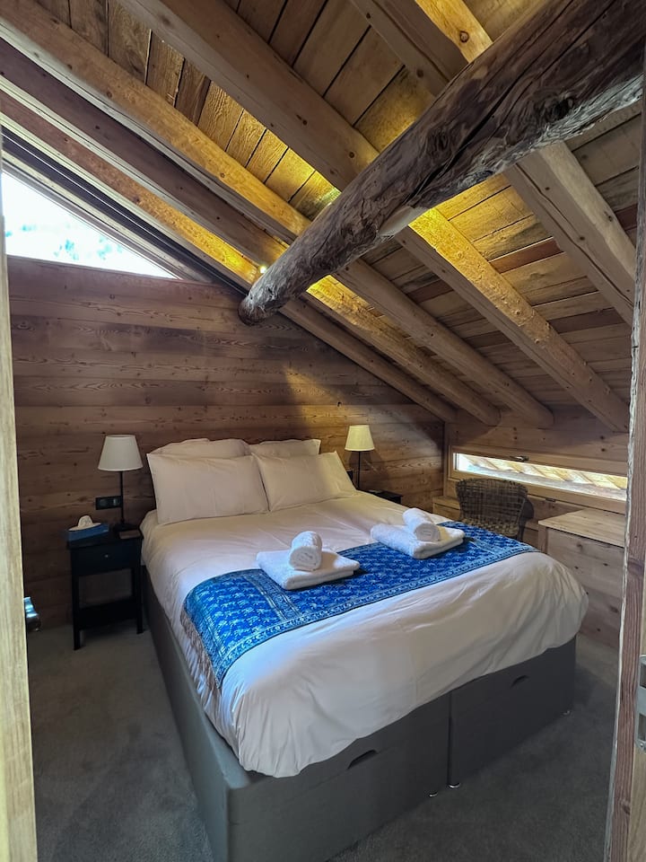 Camera da letto principale al piano superiore con bagno interno 