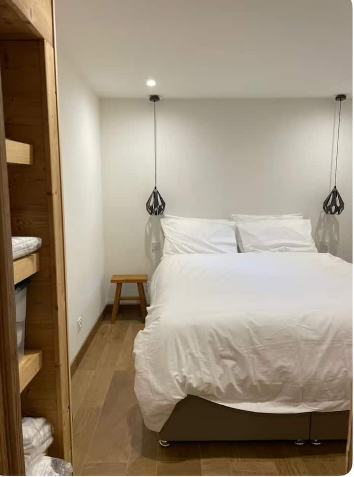 Camera matrimoniale in appartamento al piano di sotto. I letti possono essere suddivisi in due letti singoli. 