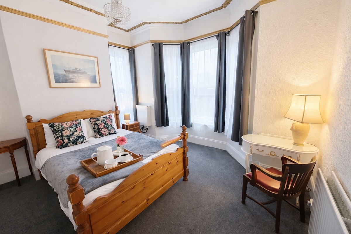 Charming Room,  8 mins away Port of Southampton