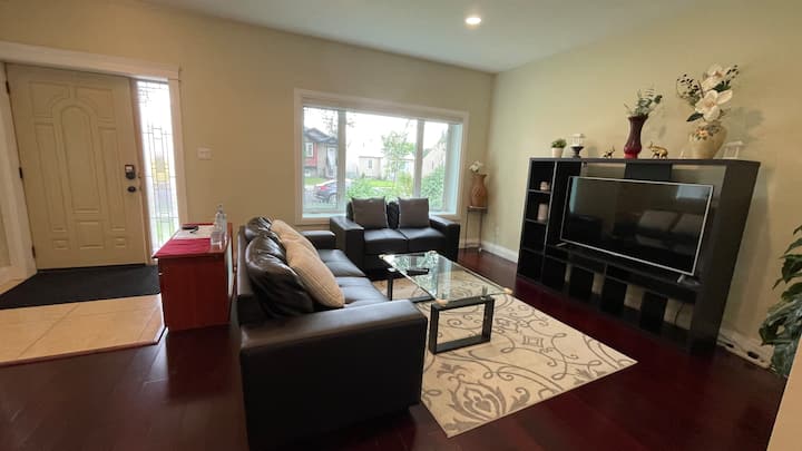 Spacious 6-bedroom 3.5-bath Home In Central W/ac - Edmonton