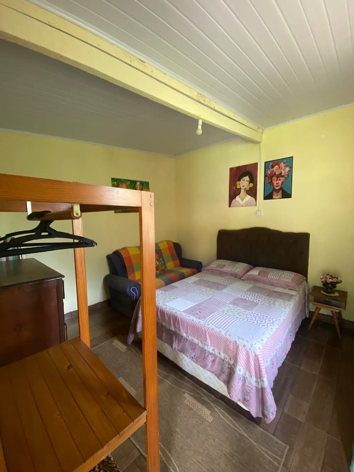 spálňa pred domom s 1 manželskou posteľou. 