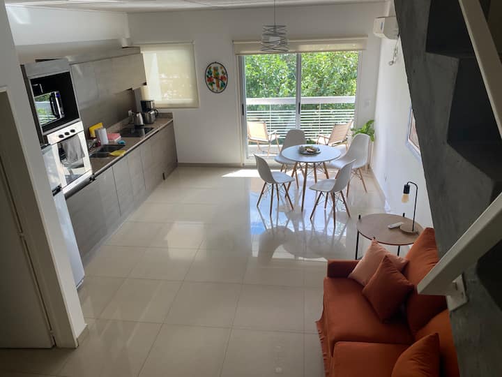 Двухэтажная квартира с 1 спальней, террасой и парковкой в Villa Urquiza