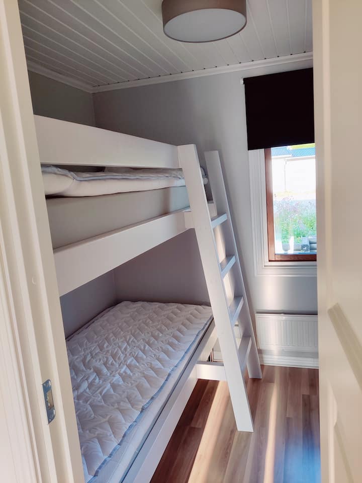 Mala spavaća soba s novoizgrađenim krevetom na kat (prosinac 2023.), madraci s oprugama 90 x 200 cm

U prostoriji se nalazi mali ormar. 