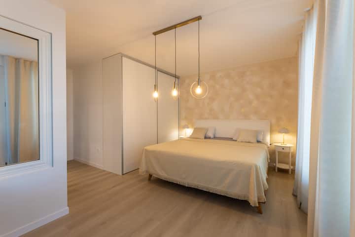 חדר שינה בקומה הראשונה עם חדר רחצה צמוד. מיטת קינג סייז גדולה במיוחד 2 מ' x 2.10 מ'. ספה נפתחת נוחה ל-2 אנשים לכל היותר. קיבולת מרבית 4 נפשות.