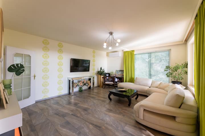 דירת שני חדרי שינה בקומה הראשונה, הכוללת סלון גדול המחובר למטבח מאובזר ומרפסת גדולה. על הספה יכולים לישון עד 2 אנשים, אבל היא לא נפתחת, רק הכריות מועברים כדי לישון. מיזוג אוויר.