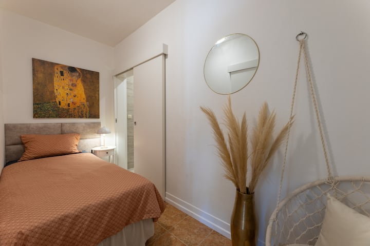 חדר שינה בקומת הקרקע עם חדר רחצה צמוד. מתאים לאדם אחד.