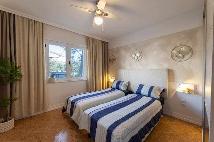 חדר השינה נמצא בקומת הקרקע. ניתן לסדר 2 מיטות יחיד כמיטת קינג סייז, עם מיטת יחיד נפתחת נוספת. קיבולת מקסימלית, 3 נפשות. 