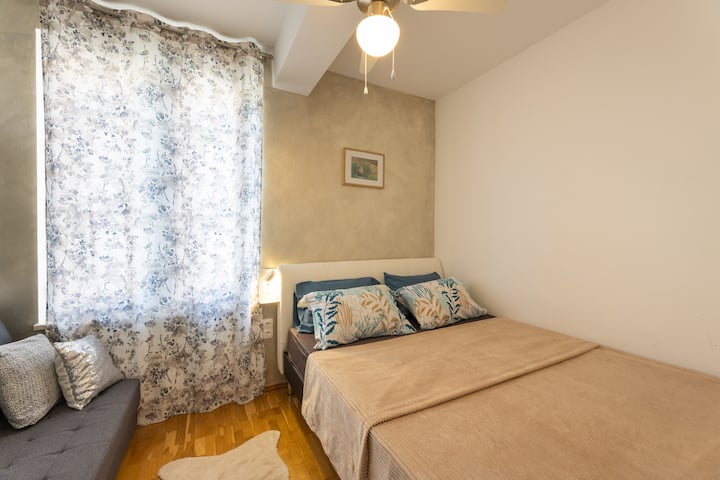 חדר שינה בקומה השנייה. מיטת קווין סייז וספה נפתחת נוספת. מקסימום 3 אנשים.