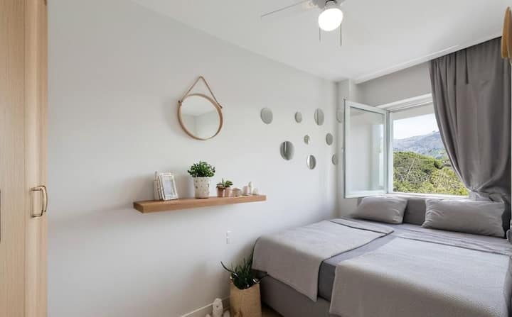 חדר שינה בקומת הקרקע עם מיטת קינג סייז, שינה של 2 אנשים לכל היותר.